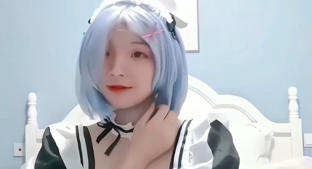 女仆装骚穴塞水晶棒 .疯狂自慰喷水内射